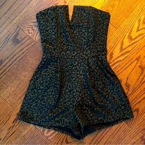 Elegant Strapless Black and Gold Jaguar Pattern Romper Jumpsuit (NWOT)